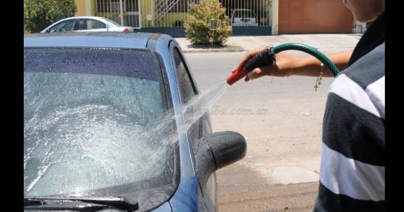 Las altas temperaturas los cortes de luz y el uso irracional provocan que algunas zonas tengan problemas con el suministro normal de agua potable
