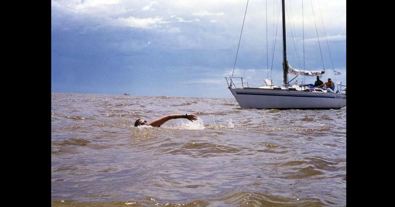 Patricio DOttavio avanzando hacia su objetivo la costa argentina en las aguas del río m�s ancho del mundo