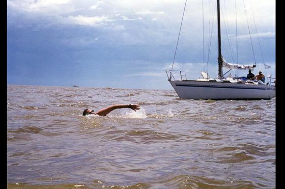 Patricio DOttavio avanzando hacia su objetivo la costa argentina en las aguas del río m�s ancho del mundo
