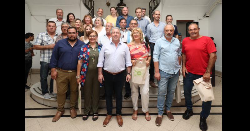 El intendente Javier Martínez encabezó el tradicional brindis y hubo reconocimientos para trabajadores municipales