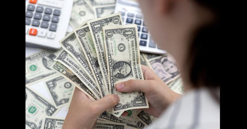 La brecha cambiaria entre el dólar paralelo y el tipo de cambio mayorista supera el 100-en-porciento- por primera vez desde el 14 de septiembre y llegó al 1016