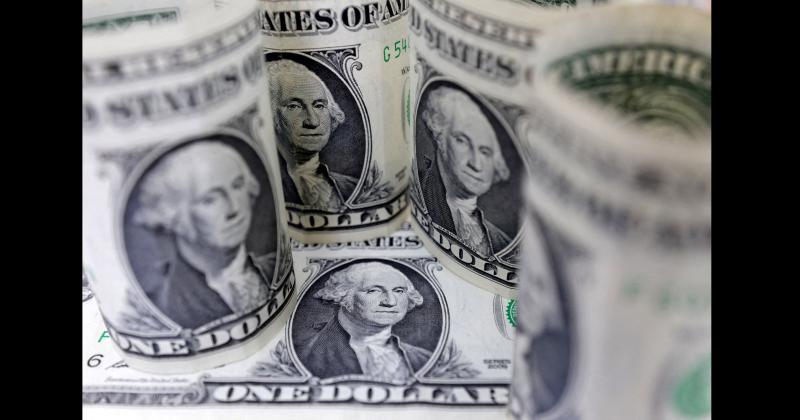 El dólar informal cerró a 353 pesos para la compra después de anotar su m�ximo histórico de 359 pesos en la venta al comienzo de la rueda