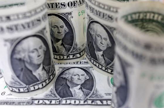 El dólar informal cerró a 353 pesos para la compra después de anotar su m�ximo histórico de 359 pesos en la venta al comienzo de la rueda