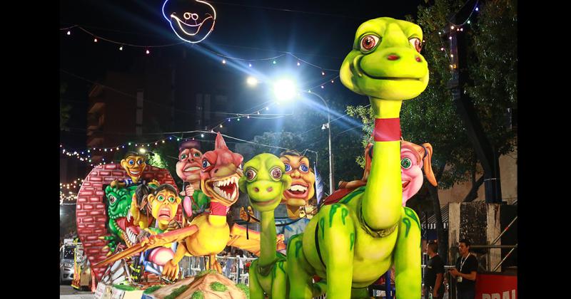 Cinco horas de carrozas cabezudos batucadas comparsas y muchas atracciones