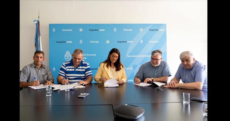 Autoridades de la Cooperativa Eléctrica durante la firma del convenio para refinanciar la deuda con Cammesa