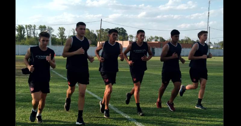 Douglas se prepara para alimentar su sueño de ascenso a la B Nacional