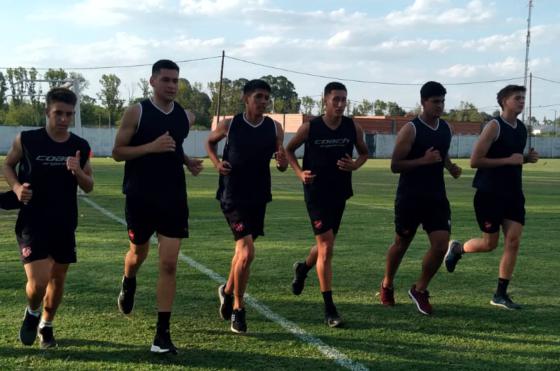 Douglas se prepara para alimentar su sueño de ascenso a la B Nacional