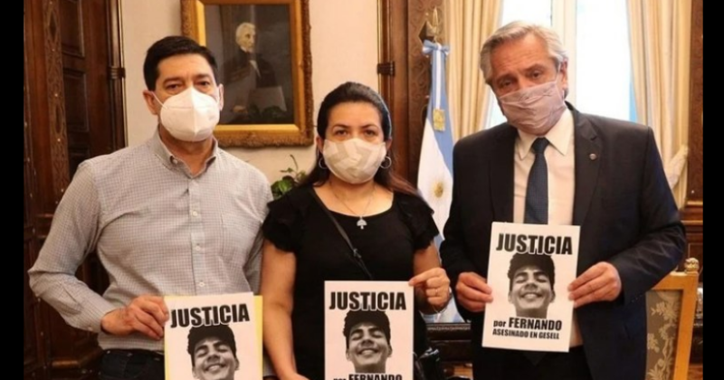 El presidente de la Nación Alberto Fern�ndez junto a los padres de Fernando