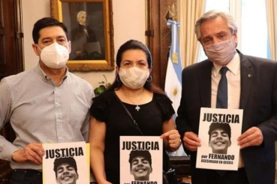 El presidente de la Nación Alberto Fern�ndez junto a los padres de Fernando
