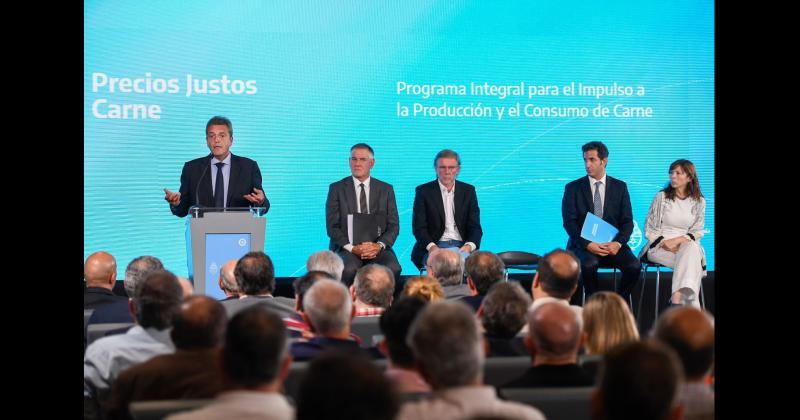 El ministro de Economía Sergio Massa acompañado por el secretario de Comercio Matías Tombolini y el secretario de Agricultura Ganadería y Pesca de la Nación Juan José Bahillo