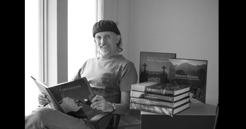Jorge Horacio Esquiroz vive en Lima Perú y se dedica a la producción de im�genes para proyectos editoriales