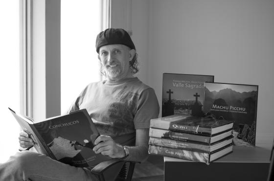 Jorge Horacio Esquiroz vive en Lima Perú y se dedica a la producción de im�genes para proyectos editoriales