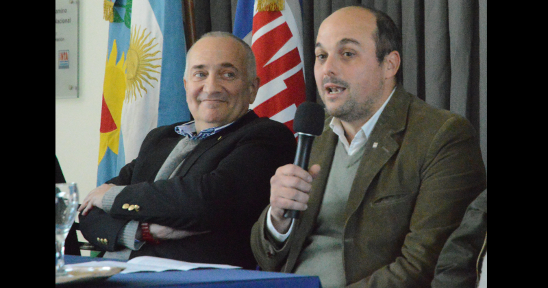 Hern�n Trebino (izquierda) e Ignacio Terrile en 2019 durante la asunción de este último como director del Inta Pergamino