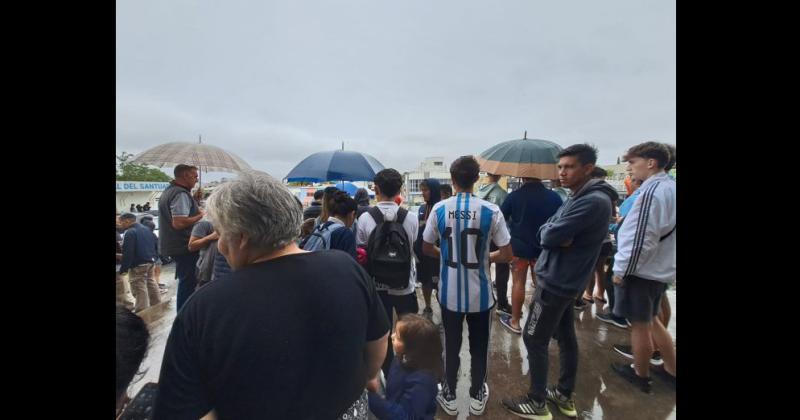Locura por Messi- a pesar de la lluvia miles de personas se congregaron en la Catedral esperando ver al capit�n de la Selección
