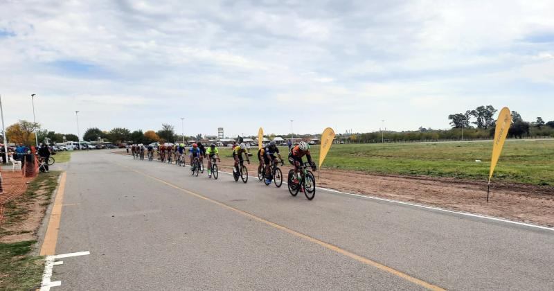 El segundo Gran Premio de Ciclistas Unidos Pergamino fue para el nicolentildeo Hugo Velaacutezquez