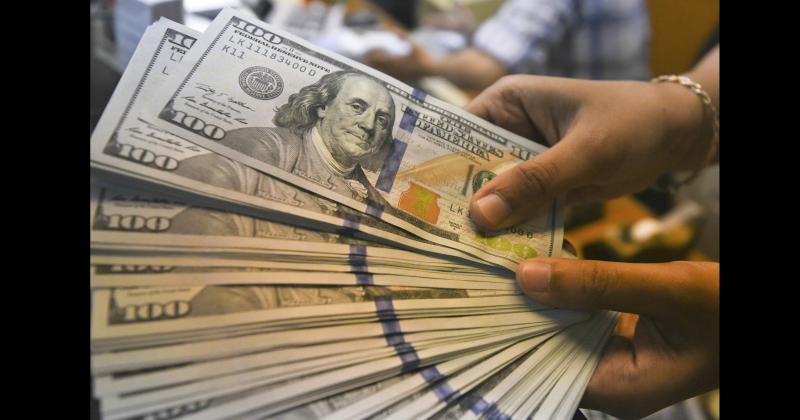  El dólar sólo puede comercializarse en el mercado ilegal en un día feriado y su cotización es de 468