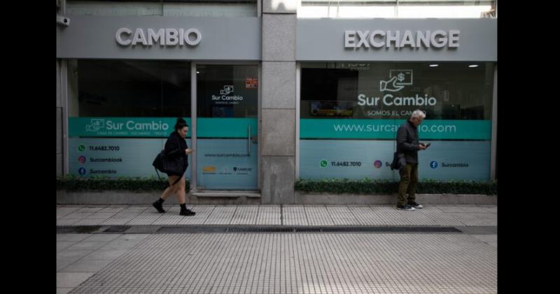En la primera rueda de la semana el blue se vendió a 596 en cuevas y arbolitos de Buenos Aires