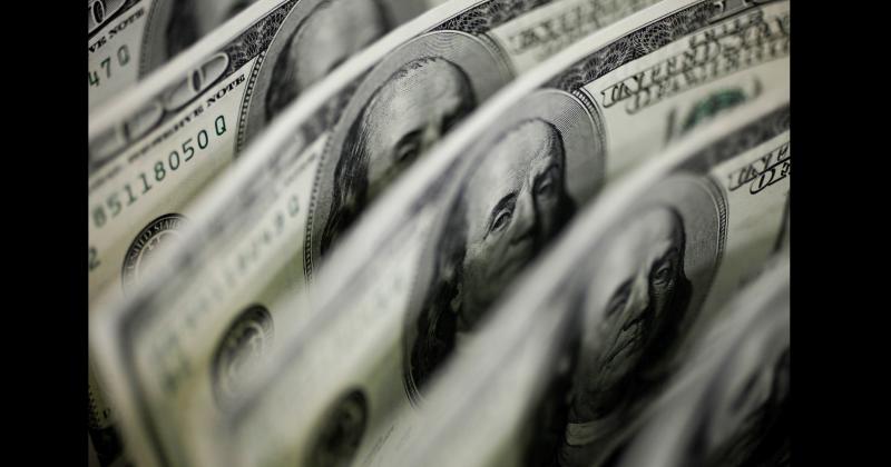 El blue cerró en 598 en la punta vendedora y en 593 en la compradora y terminó con una brecha con el tipo de cambio oficial del 110-en-porciento-