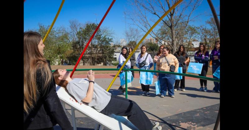 Martínez junto a docentes y estudiantes recorrieron la Plaza Astronómica ubicada en Parque Belgrano