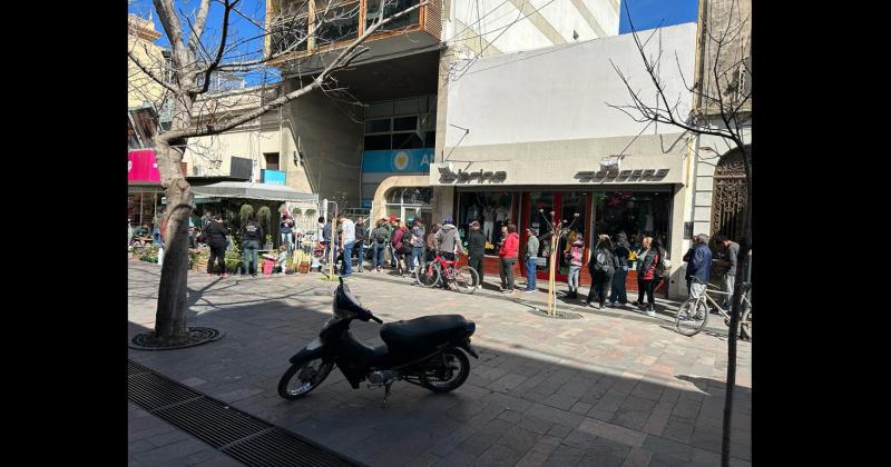Numerosos pergaminenses hacen la fila a diario para saber si son beneficiarios del refuerzo