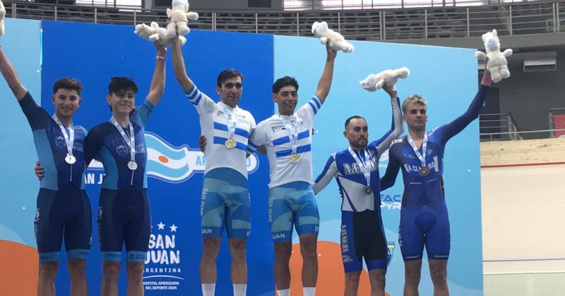Marcos León Rodríguez en el tercer escalón del podio junto a Hugo Vel�zquez