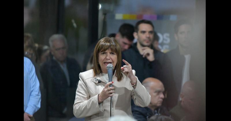 Minutos después de las 19-00 Bullrich arribó al Parque Belgrano y fue la única oradora