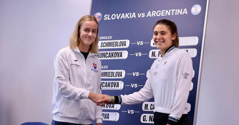 Julia Riera saluda a su rival de este viernes Anna Schmiedlova luego del sorteo de la serie a disputarse en Bratislava