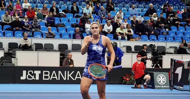 Julia Riera festeja con el puño cerrado la obtención de un punto durante su partido frente a Anna Schmiedlova