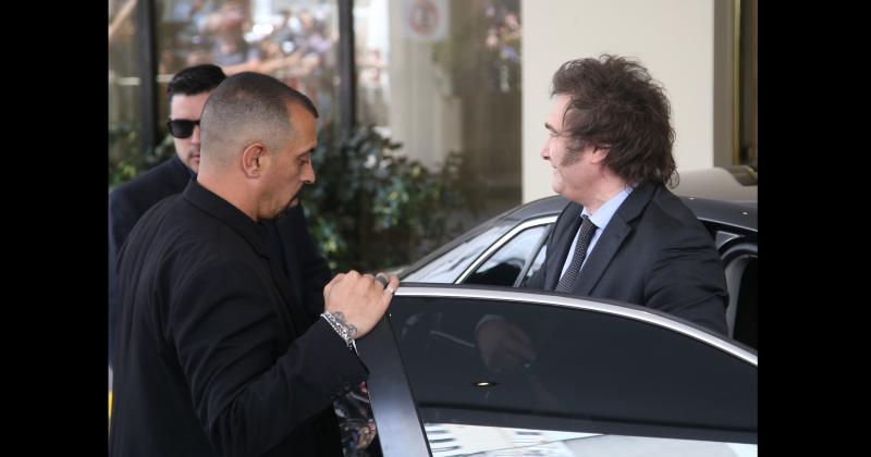 El presidente electo Javier Milei arriba al Hotel Libertador luego de reunirse en Olivos con el presidente Alberto Fern�ndez