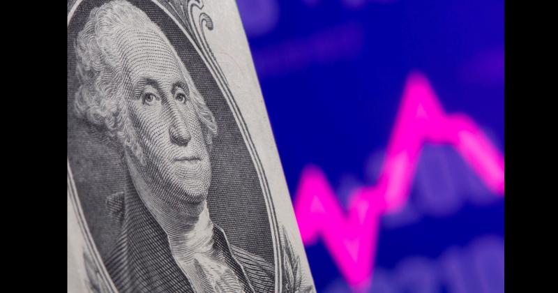 La Afip subió a 100-en-porciento- la percepción por el Impuesto a las Ganancias a lo que se suma el 25-en-porciento- de percepción por Bienes Personales y el 30-en-porciento- del impuesto PAIS