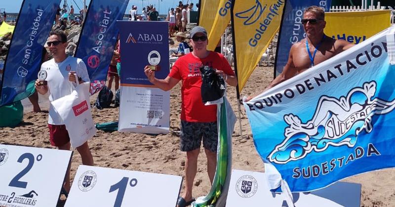 Patricio DOttavio en el centro del podio durante la premiación de su categoría