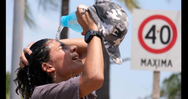 Se recomienda aumentar el consumo de agua sin esperar a tener sed para mantener una hidratación constante