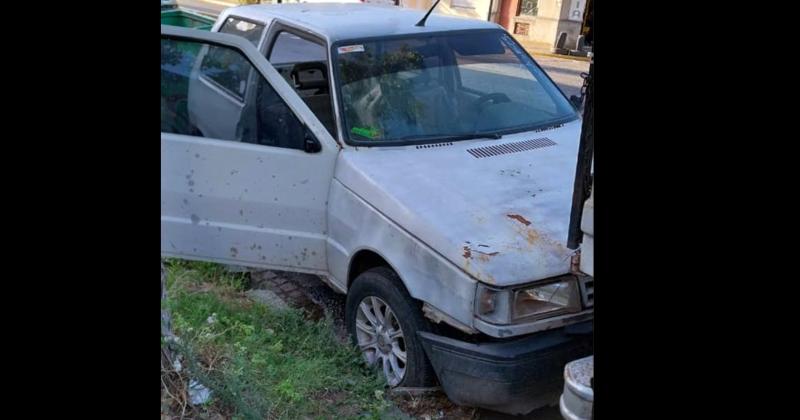 El vehículo incendiado en avenida Alsina y el detenido