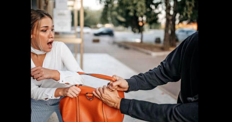La víctima regresaba a su vivienda luego de realizar unos tr�mites bancarios y se llevaron su cartera