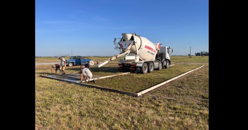 En Armstrong avanza la construcción de plateas de hormigón para las carpas de los stands internos