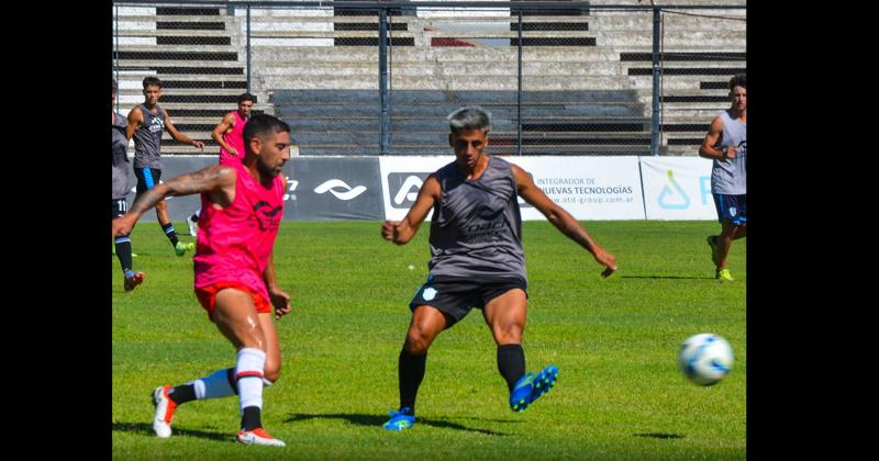 Pablo Mazza en acción en el amistoso del miércoles frente a Argentino Anotó un gol de tiro libre