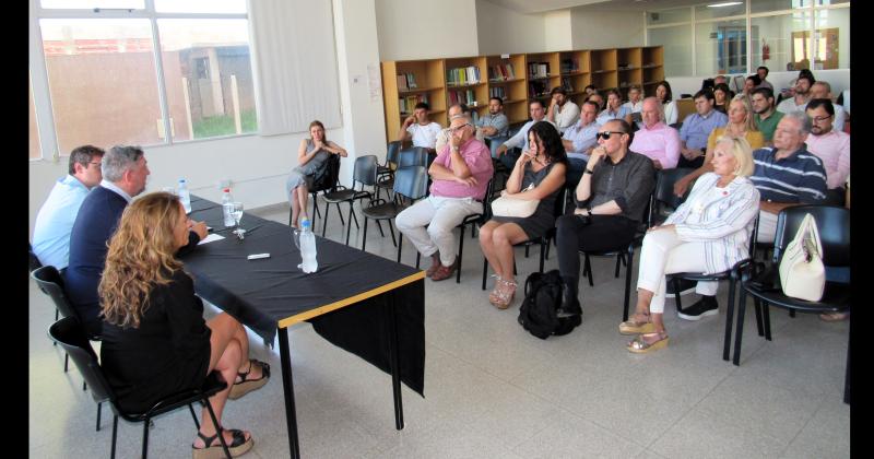 En un encuentro con la sociedad civil se debatió la problem�tica de la educación superior