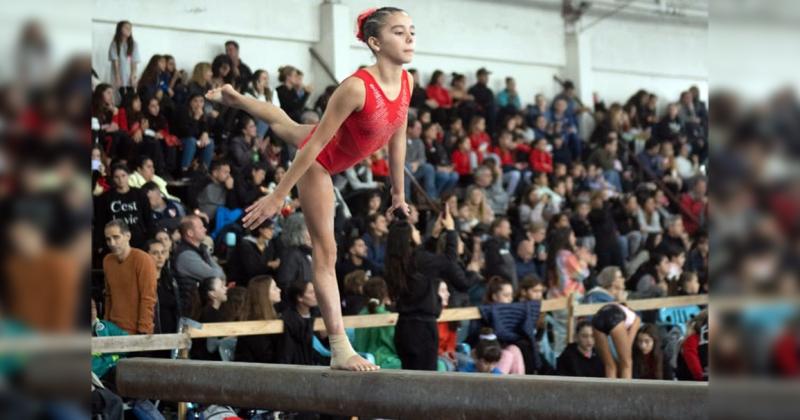 Felicitas Capdevila Rojas durante su rutina en viga en La Lucila del Mar