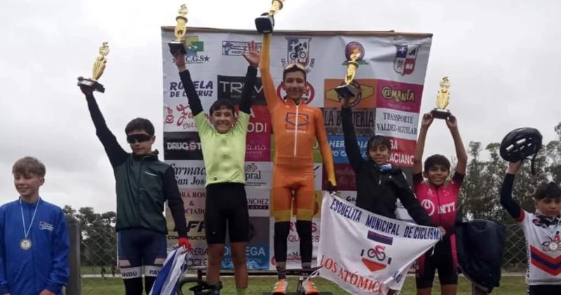 El pergaminense en lo m�s alto del podio durante la premiación de la categoría 2011