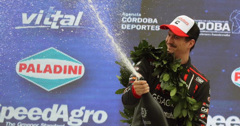 El piloto pergaminense festeja el tercer puesto en el podio de Alta Gracia
