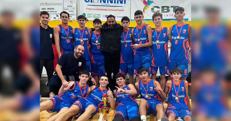 El plantel y el cuerpo técnico del U15 de Pergamino en la premiación