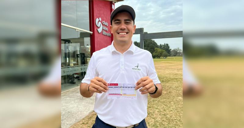 Juan Cruz Illia con la tarjeta que certifica el nuevo récord