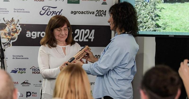 Rosana Nardi le entrega el reconocimiento a Raquel Chan