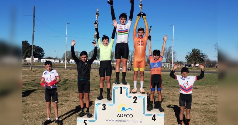 Juliano Almeida en el segundo lugar del podio durante la premiación de la categoría 2011