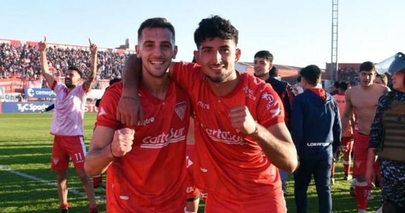 El pergaminense junto a Horacio Igarz�bal durante los festejos tras el triunfo del lunes frente a Cañuelas