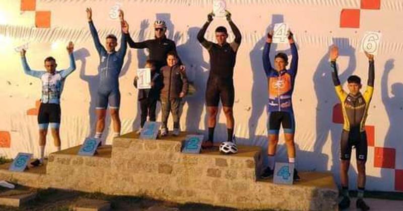 La premiación de la carrera principal con el juninense Sebasti�n Medina en el escalón m�s alto