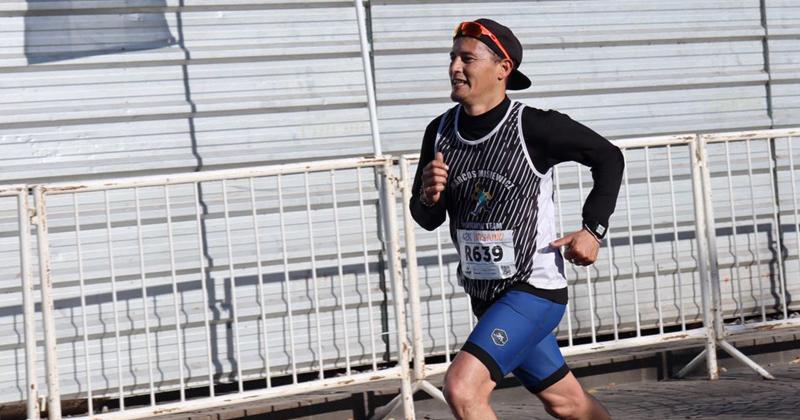 Marcos Misiewicz en los metros finales del Maratón Internacional de la Bandera