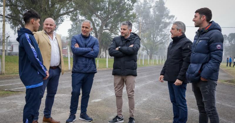 Alexis Ch�vez y su entrenador Andrés Buey fueron despedidos por autoridades municipales encabezadas por el intendente