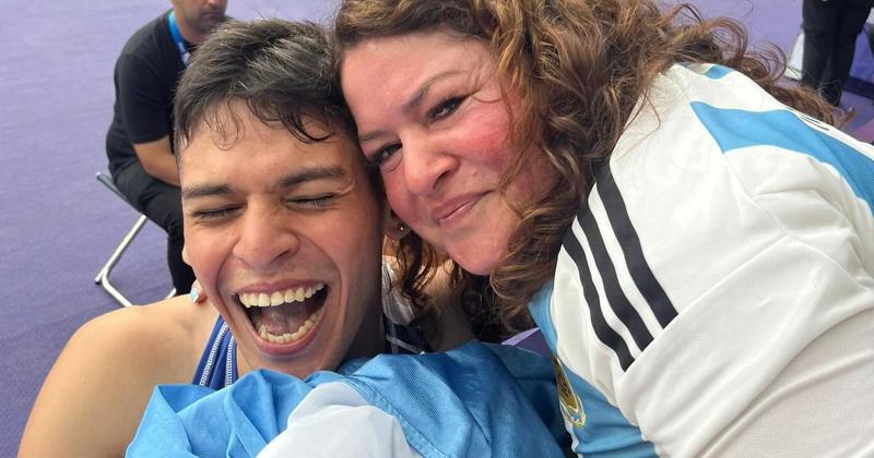 La felicidad de Alexis junto a su mam� Soledad tras la final de los 400 metros T36