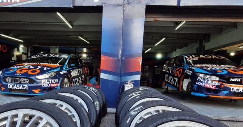 El Focus de Leo Pernía y el Civic de su hijo Tiago en los boxes del G�lvez